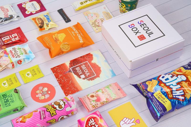 La caja Signature de SeoulBox contiene una selección de bocadillos, ramen y bebidas con mercancía de K-Pop y K-Beauty, mientras que Life brinda items dedicados al estilo de vida coreano. | SeoulBoX