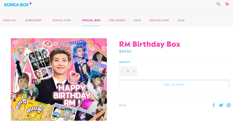 Korea Box ofrece por tiempo limitado la Birthday Box que consta de una caja con un almohadón y un llavero para festejar los cumpleaños de idols individuales. | Captura del sitio web oficial de Korea Box