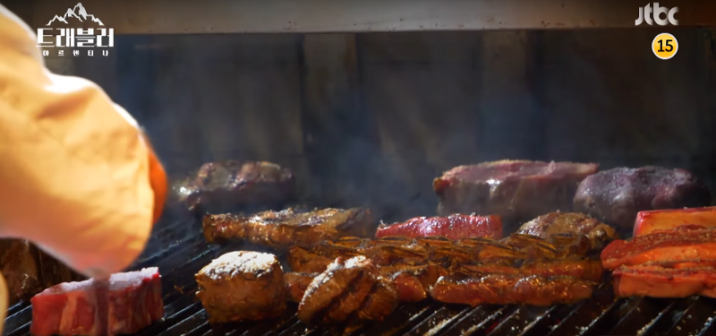 Los tres están probando por primera vez el asado argentino, la carne más deliciosa y famosa en el mundo. | Captura de la pantalla de canal oficial de JTBC Entertainment en YouTube