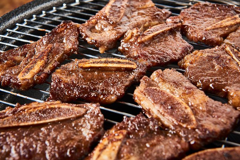 Galbi es un plato de costillas de ternera, generalmente marinado en salsa de soja, ajo y azúcar, y a veces cocinado a la parrilla en la mesa. | iclickart