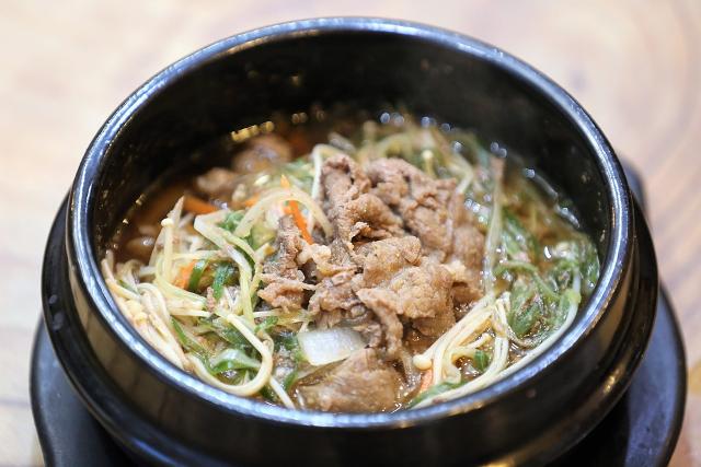 Bulgogi es un plato de finas rodajas de ternera o cerdo que se marinan y luego se cocinan a la parrilla o se saltean. | Wikimedia Commons