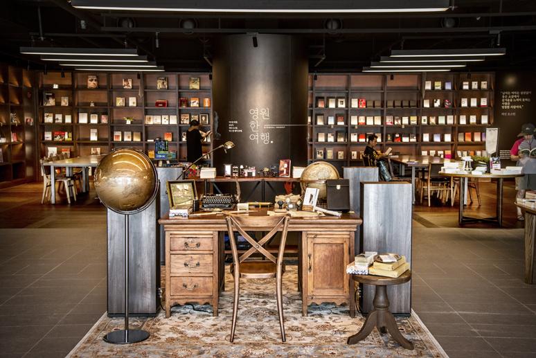 Podrás comprar los libros y accesorios que se encuentren en exhibición. | Sitio web oficial de ANANTI COVE