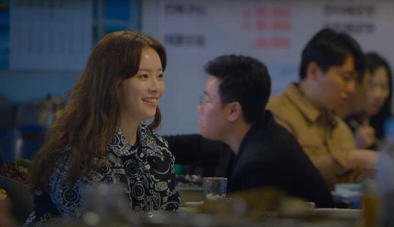La actriz Han Ji-min es invitada a esta nueva experiencia que el chef ofrece para conocer la cultura coreana. | Captura de la pantalla de canal oficial de Netflix Korea en Youtube