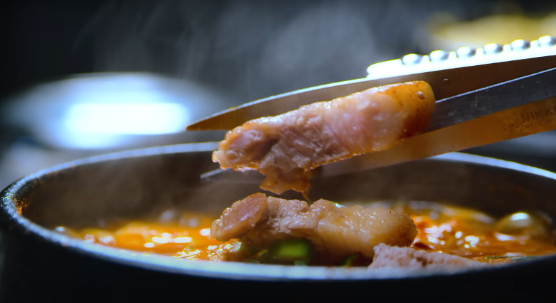 Los deliciosos platillos coreanos no dejan de ser el centro de atención de Corea a la Paik. | Captura de la pantalla de canal oficial de Netflix Korea en Youtube
