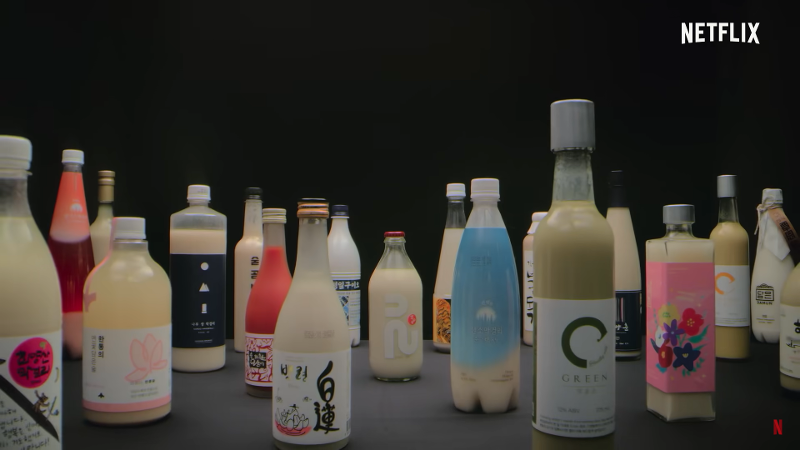 El makgeolli es un vino elaborado a partir de arroz es otra de las bebidas más reconocidas de la cultura coreana en el mundo. | Captura de la pantalla de canal oficial de Netflix Korea en Youtube