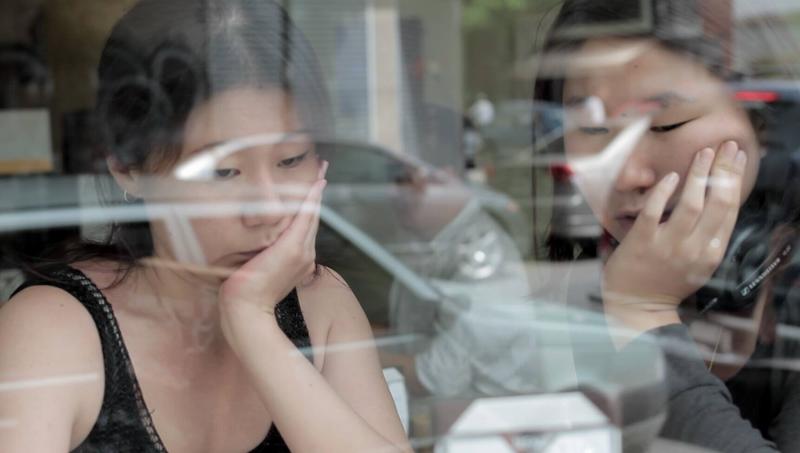 La directora Cecilia Kang (derecha) relata la vida y las preocupaciones de las mujeres de la comunidad coreana en Argentina a través de su documental 