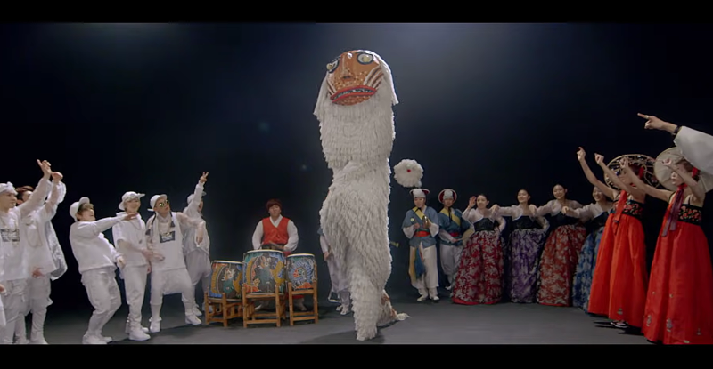 Este grupo muestra en este video musical el uso del Hanbok, el uso de instrumentos que se pueden oír a lo largo de la canción como el Gayageum y Piri, referencias históricas a las jerarquías que existían en la Corea antigua e incluso vemos a los bailarines realizar el Pungmulnori, que es uno de los bailes más tradicionales del país. | Captura de pantalla de canal oficial de HUNUS entertainment en YouTube
