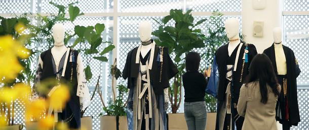 Las prendas de ATEEZ fueron posteriormente exhibidas en la muestra K-pop Hanbok en Abril del año 2021 en Dongdaengmun Desing Plaza. | Korea.net DB