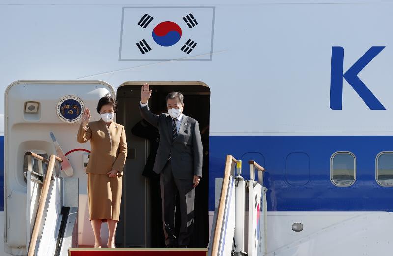 La mañana del 28 de octubre, el presidente Moon Jae-in y su esposa, la primera dama Kim Jeong-sook, saludan previo a abordar el avión presidencial en la base aérea 