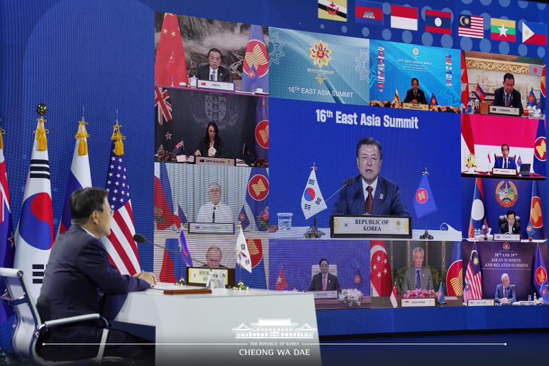 El presidente Moon Jae-in mientras participa en la 16ª Cumbre de Asia Oriental (EAS) celebrada a través de videoconferencia el pasado 27 de octubre. El presidente discutió sobre soluciones a problemas globales con los líderes de los Estados Unidos, China, Japón y los países de la ASEAN. | Página de Facebook de la oficina presidencial Cheong Wa Dae