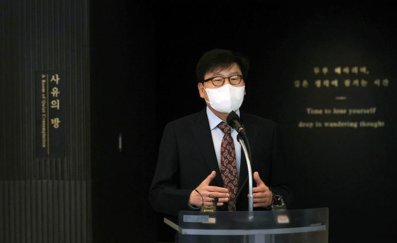Min Byoungchan, director general del Museo Nacional de Corea, explica el 11 de noviembre el significado del espacio de exhibición 