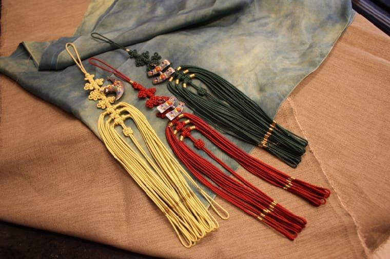 Chilbosamjak Norigae hecha con nudos tradicionales. Norigae es un accesorio típico y tradicional que se cuelga de cordones del abrigo o falda de una mujer. La norigae funciona como un colgante decorativo. | Cuenta de @nenadelllee_gallery en Instagram