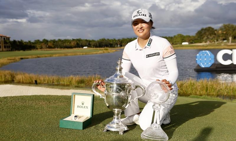 La golfista surcoreana Ko Jin-young posa el 22 de noviembre con los trofeos por ganar el CME Group Tour Championship en Tiburon Golf Club en la ciudad de Naples, en Florida. | Agencia de Noticias Yonhap