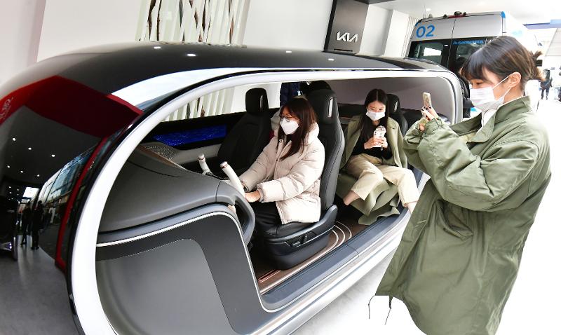 El 29 de noviembre, unos ciudadanos est&aacute;n probando la movilidad futura mostrada en la 'Zona de demostraci&oacute;n de veh&iacute;culos aut&oacute;nomos' en el barrio de Sangam-dong, en Mapo-gu, Se&uacute;l.