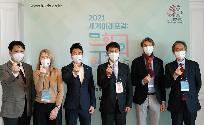 El director del Servicio de Cultura e Información de Corea (KOCIS), Park Jung-Youl (cuarto desde la izquierda), se toma una foto grupal con el panelista del Foro Global para la Cultura y la Juventud 2021. Desde la izquierda, Lee Tae-jun, profesor de la Escuela de Público Política y Gestión del Instituto de Desarrollo de Corea; Sam Harvey, directora del British Council en Corea; Andrew Lim, agregado de investigación e innovación de la Oficina del Gobierno de Quebec en Seúl; Director Park; Sebastien Falletti, corresponsal en China y Asia Oriental del diario francés Le Figaro; y Kim Sun-hyuk, profesor de administración pública en la Universidad de Corea.