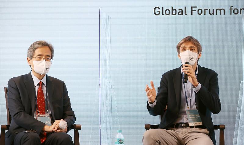 El periodista francés Sebastien Falletti (derecha) analiza la importancia de la comunicación intergeneracional.