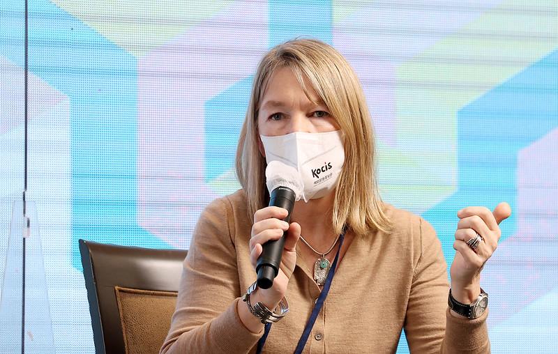 Sam Harvey, directora del British Council en Corea, dice en el panel de discusión que el gobierno debe fomentar un entorno en el que los jóvenes puedan participar en las decisiones políticas.