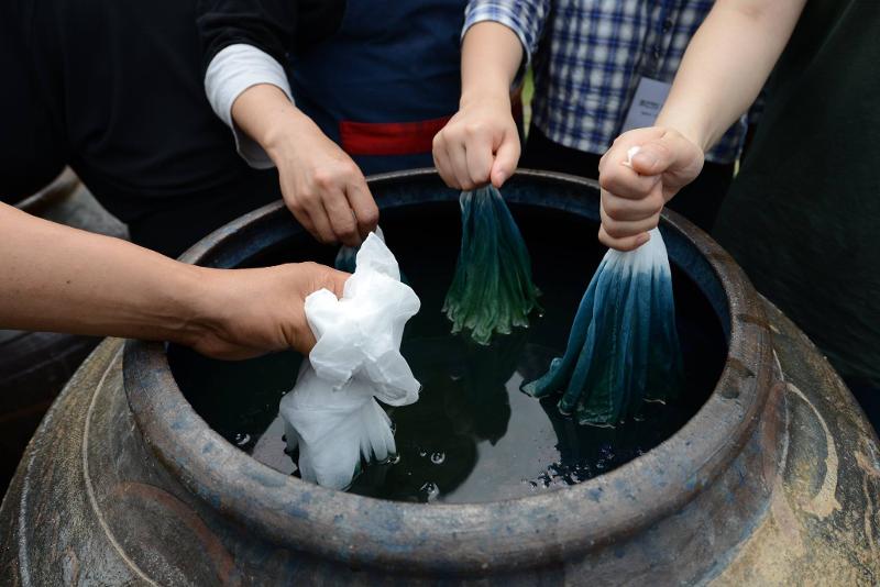 Al realizar este arte tradicional se debe tener en cuenta la importancia de penetrar bien el pigmento y amasar el textil perfectamente para que no se destiña o no se manche y el lavado sea resistente para no dejar residuos del tinte. | Facebook de Yeomsaekjang (los artesanos especializados en el teñido natural) Jeong Kwanchae