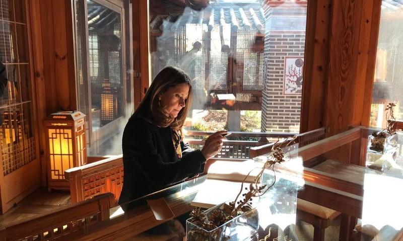 El 16 de diciembre de 2019, Marta Lucía Ramírez, vicepresidenta de Colombia, visitó el Museo de Muebles de Corea. Ella llegó al Museo de Muebles de Corea con especial interés por la cultura tradicional coreana. | Cuenta de Museo del Mueble de Corea en Instagram