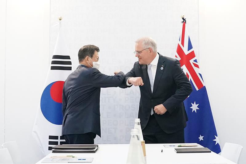 El presidente Moon Jae-in (izda.) y el primer ministro de Australia Scott Morrison se saludan antes de comenzar su cumbre el 31 de octubre (hora local) en el centro de convenciones La Nuvola en Roma, Italia. | Agencia de Noticias Yonhap