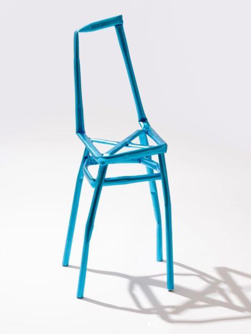 Jinyeong Yeon crea piezas únicas reutilizando láminas de aluminio texturizado, dándoles forma con técnicas de curvado y aplicación de color. | Cuenta de Jinyeong Yeon en Instagram