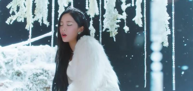 El vídeo musical de “First sight (A primera vista)” cuenta con algunas referencias a otras obras, entre ellas Blancanieves. | Captura de pantalla de canal 