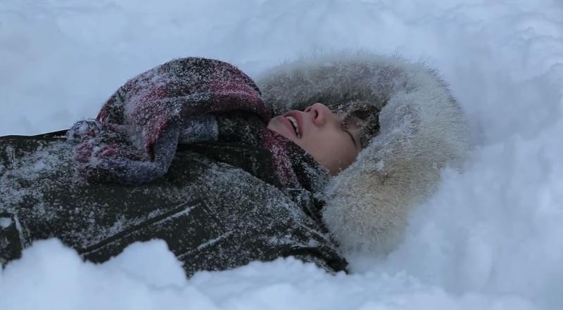 Blancos campos cubiertos de nieve es lo que destaca del vídeo musical de “The snowman (Muñeco de Nieve)”. | Captura de pantalla de canal 