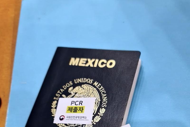 En el caso de Claudia Fernanda, tener el K-ETA, la prueba PCR negativa y el certificado de vacunación me abrió las puertas para que me permitieran la entrada el servicio de migración surcoreano y pasar por países en los que tuve que hacer escala para llegar a Corea del Sur.| Claudia Fernanda Díaz Ponce Castañeda