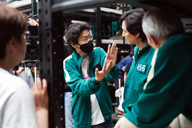 El personal de Korea.net nombró al director Hwang Dong-hyuk (centro) de la serie de gran éxito 