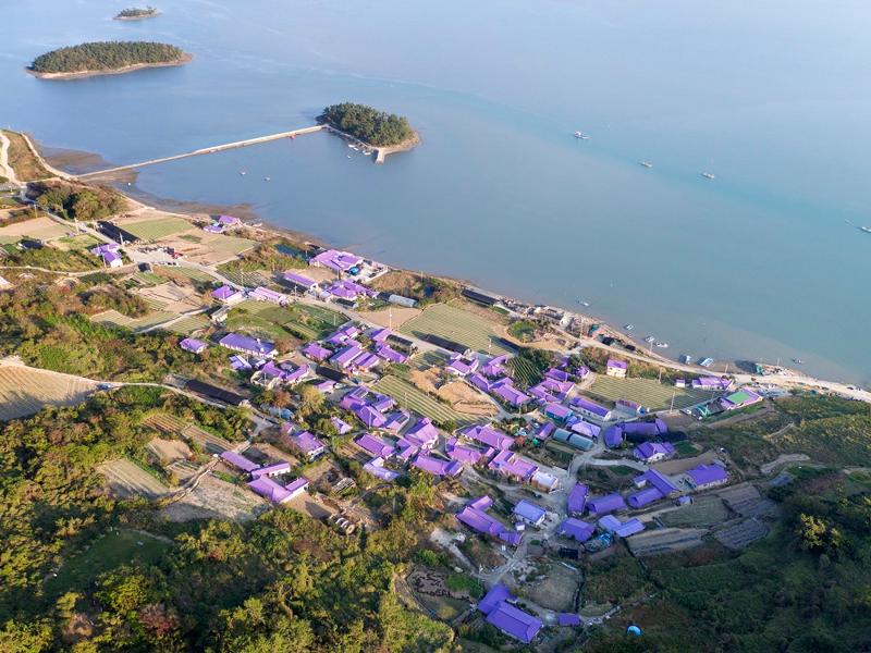 El Ministerio de Cultura, Deportes y Turismo y la Organización de Turismo de Corea seleccionaron ocho lugares, incluida la 'Isla Púrpura' que se ven en la fotografía' para los 