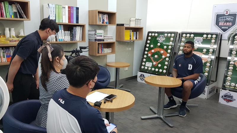 Lee Kyoung Mi, en julio de 2020 entrevistó al lanzador dominicano Raúl Alcantara del Seúl Doosan Bears en el estadio de béisbol Jamsil, en el distrito de Songpa-gu de la ciudad.