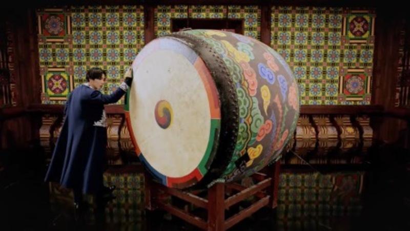 Yonggo, tambor tradicional coreano y de fondo se puede observar el arte conocido como Dacheong
