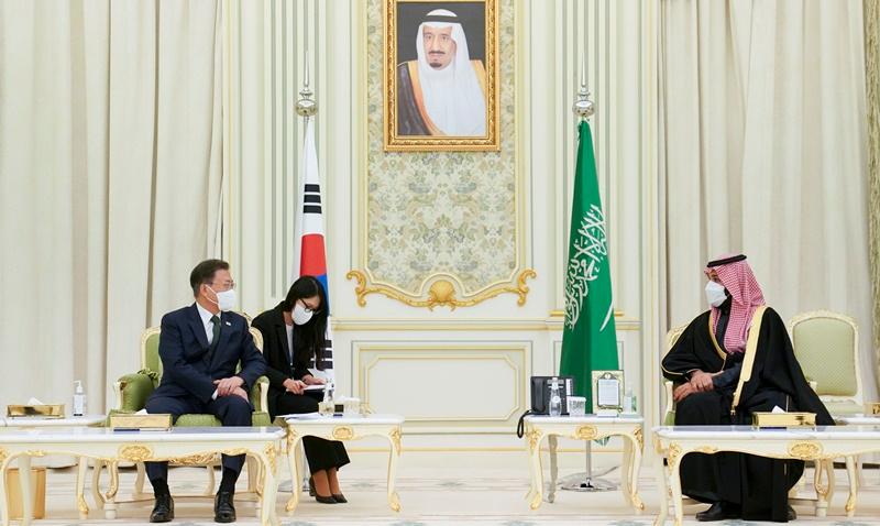 El presidente Moon Jae-in dialoga con el príncipe heredero saudí, Mohamed bin Salman, el 18 de enero (hora local), en el palacio del príncipe, en Riad, Arabia Saudita.