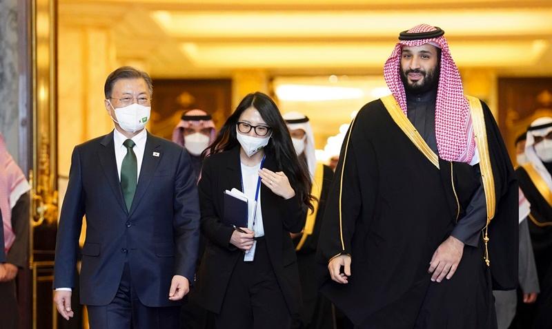  El 18 de enero, el presidente Moon Jae-in y el príncipe heredero saudí Mohammed bin Salman se van después de asistir a un almuerzo en el Palacio Yamamah en Riad, Arabia Saudita. 