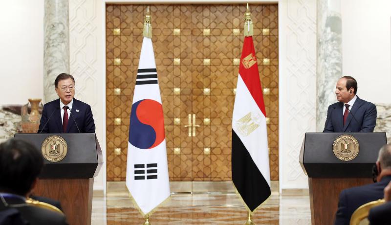 El presidente Moon Jae-in (izda.) y el presidente egipcio Abdel Fatah el-Sisi realizan el 20 de enero (hora local) una conferencia de prensa conjunta en el palacio presidencial en El Cairo, Egipto. 