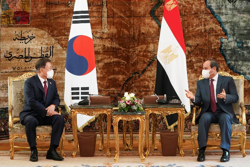 El presidente Moon Jae-in y el presidente egipcio Abdel Fatah el-Sisi celebran el 20 de enero (hora local) una cumbre en el palacio presidencial de El Cairo, Egipto.