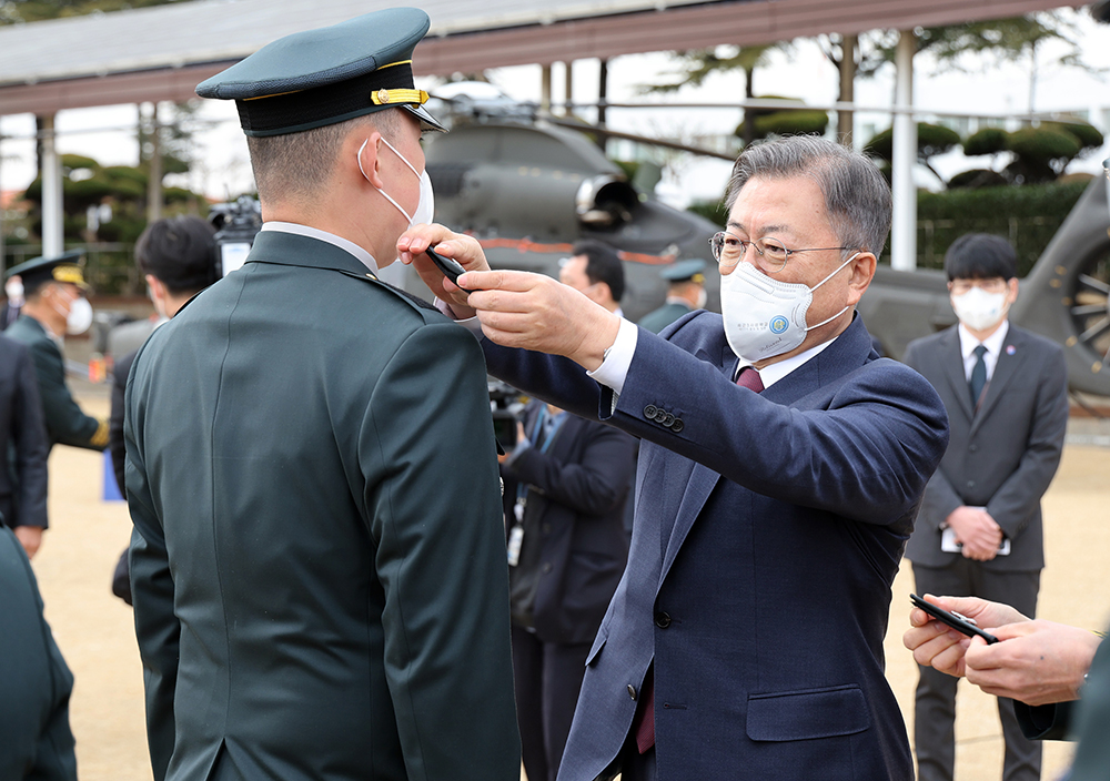 El presidente Moon Jae-in entrega insignias de rango a los oficiales comisionados en la 57ª ceremonia de graduación y entrada en servicio celebrada en la 3ª Academia Militar.