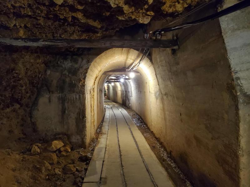 El Consejo Internacional de Monumentos y Sitios (ICOMOS), uno de los tres organismos asesores del Comité del Patrimonio Mundial (WHC) de la Unesco, ha recomendado a Japón que refleje plenamente la historia de las minas y asegure las instalaciones necesarias para ayudar a los extranjeros a comprender su historia. La foto muestra un pozo subterráneo construido después de la era Meiji en la mina Aikawa de la isla, donde se extraían oro y plata. | Agencia de Noticias Yonhap