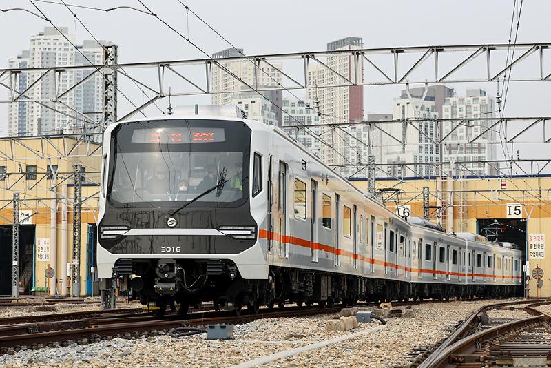 A partir del 14 de febrero, la operadora del Metro de Seúl comenzará a reemplazar y a operar el modelo de los trenes eléctricos de la línea 3, que había sido adoptado hace más de 30 años, con un nuevo modelo de tren eléctrico.
