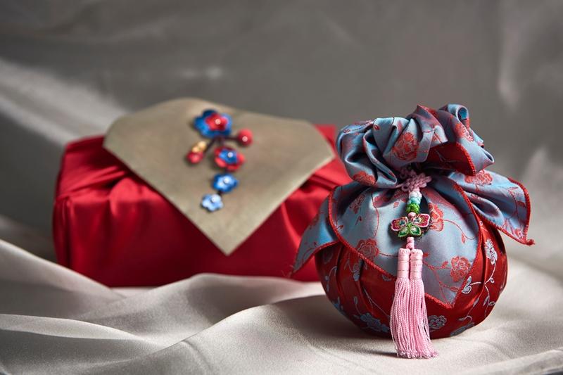 Son usados por las mujeres con hanbok atado a las fajas de la falda, resaltando la belleza de la misma. | iclickart 