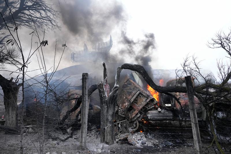 Rusia ha llevado el 24 de febrero (hora local) una invasión en toda regla de Ucraina con ataques simultáneos por regiones del sur, este y norte. En la foto tomada el mismo día por una base militar de Mariúpol, una ciudad portuaria de este de Ucriana, los radares y las armas están en llama tras ser bombardeadas por Rusia. | Agencia de Noticias Yonhap