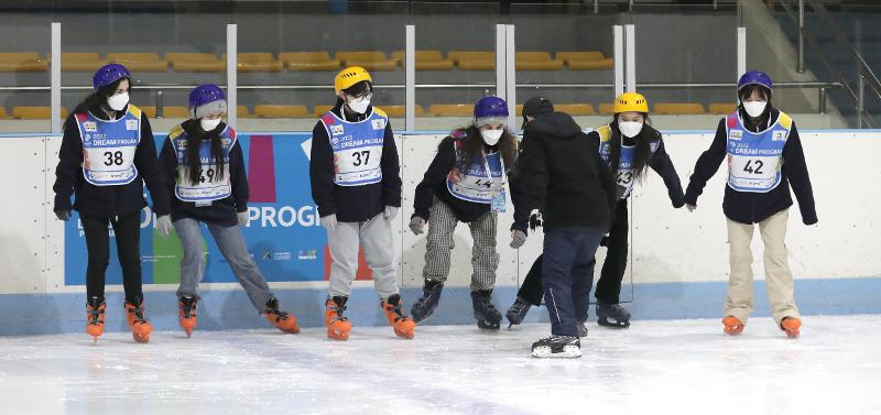 Los participantes del 18º Dream Program aprenden a patinar.