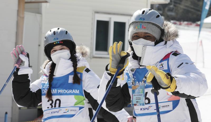 Michael Chege Mwangi (derecha) de Kenia el 23 de febrero participa en el Dream Program esquiando en Yongpyong Resort en el condado de Pyeongchang-gun, provincia de Gangwon-do.