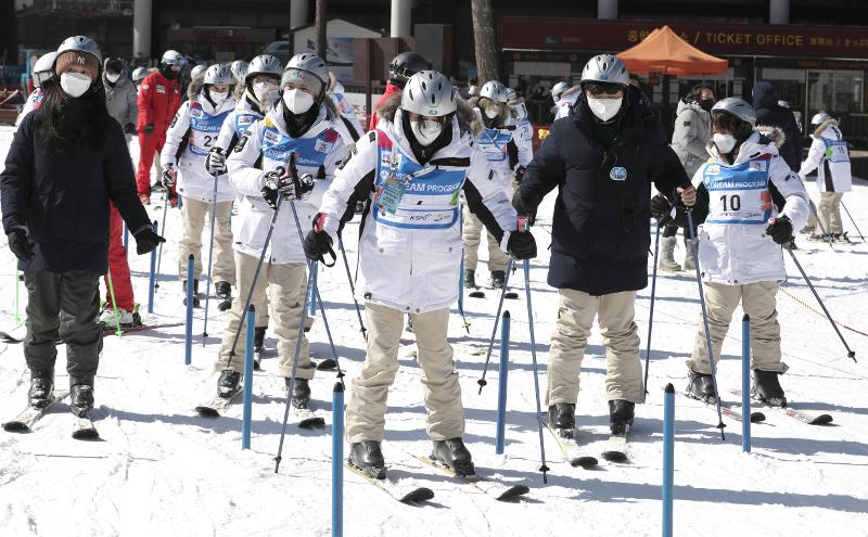 Los participantes de la 18ª edición del Dream Program siguen la guía de su instructor de esquí. 