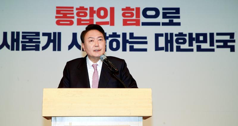 El vigésimo presidente electo Yoon Suk Yeol la mañana del 10 de marzo mientras da una conferencia de prensa en la Asamblea Nacional ubicada en Yeouido, en el distrito de Yeongdeungpo-gu en Seúl.