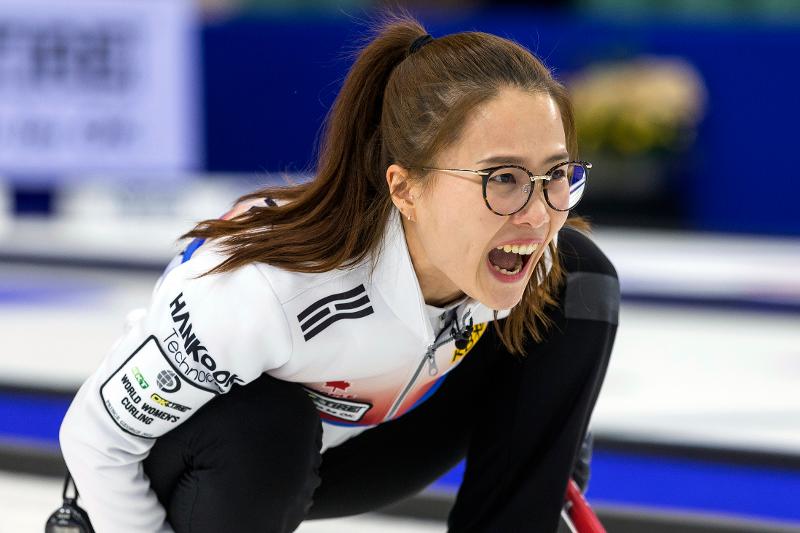 La capitana Kim Eun-jung del equipo nacional femenino de curling, un equipo apodado 'Team Kim', el 27 de marzo alza la voz en la final contra Suiza, dirigida por Silvana Tirinzoni, en el Campeonato Mundial de Curling Femenino 2022 de la Federación Mundial de Curling en Prince George, Canadá. Corea terminó como subcampeona después de perder 7-6.