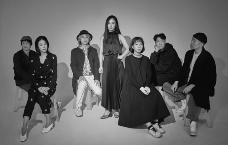La banda está formada por los vocalistas Lee Na-rae, Shin Yu-jin, Kwon Song-hee, Ahn Yi-ho, el bajista Jang Young-gyu, y el baterista Lee Cheol-hee.