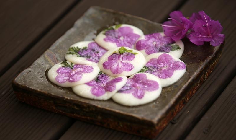 Hwajeon, panqueques coreanos preparados con pétalos de Azalea