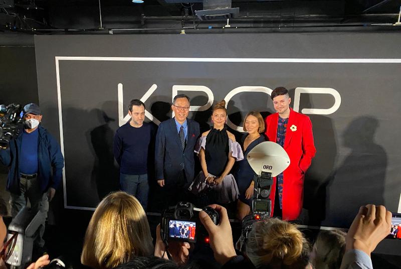 El 30 de marzo, los asistentes de la conferencia de prensa del musical 'K-Pop' se toman una foto conmemorativa en el Centro Cultural Coreano (CCC) en Nueva York, ubicado en Manhattan, Nueva York, EE. UU. De izquierda a derecha, el director Teddy Bergman; el director del CCC de Nueva York, Yun Jeung Jo; la cantante Luna, del grupo f(x), y los co-compositores Helen Park y Max Vernon.