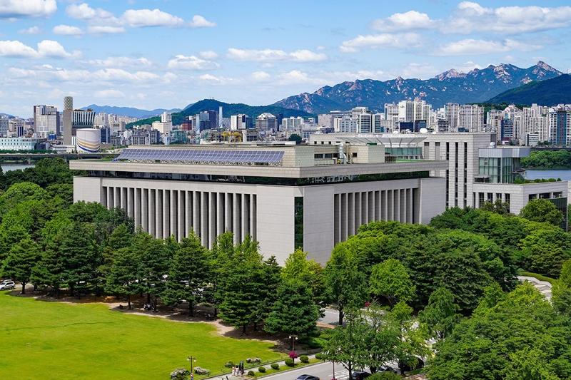 El presidente de Ucrania, Volodímir Zelenski, pronunciará un discurso en video ante la Asamblea Nacional de Corea a las 5 p. m. del 11 de abril. La imagen muestra la vista de la biblioteca de la Asamblea Nacional, lugar donde se llevará a cabo la videoconferencia.